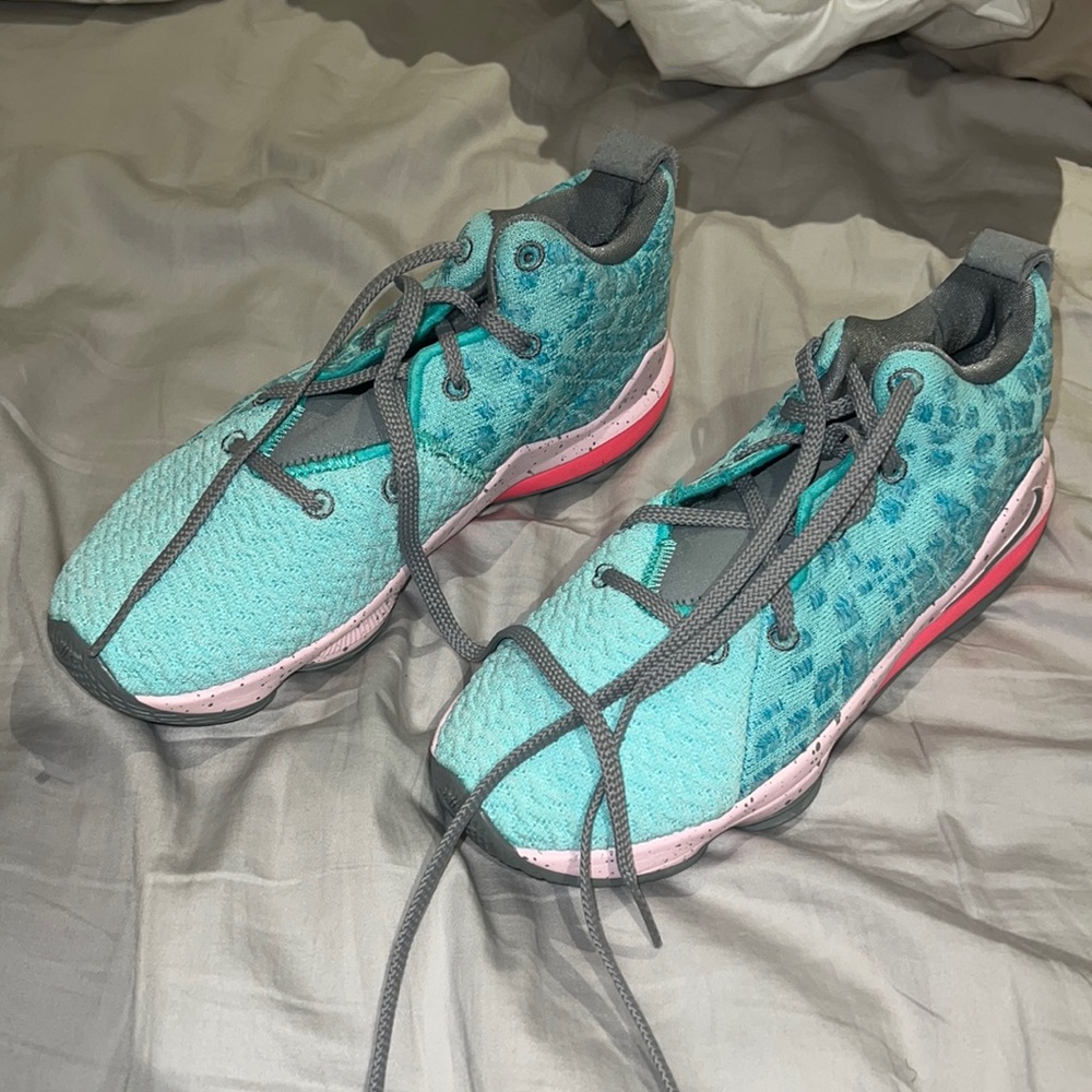 Lebron Girls’ sneakers